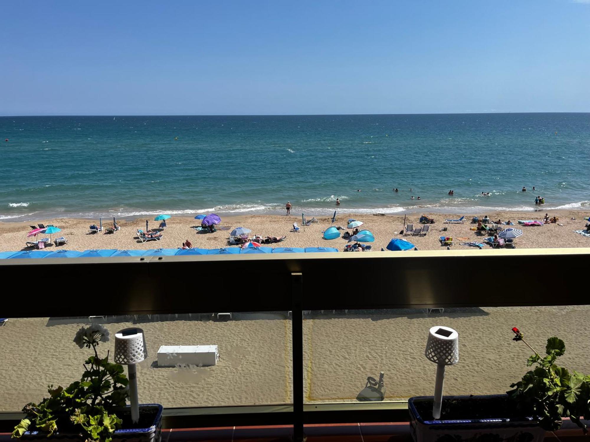 Acogedor Y Amplio Apartamento Familiar A Pie De Playa Calafell Exterior photo